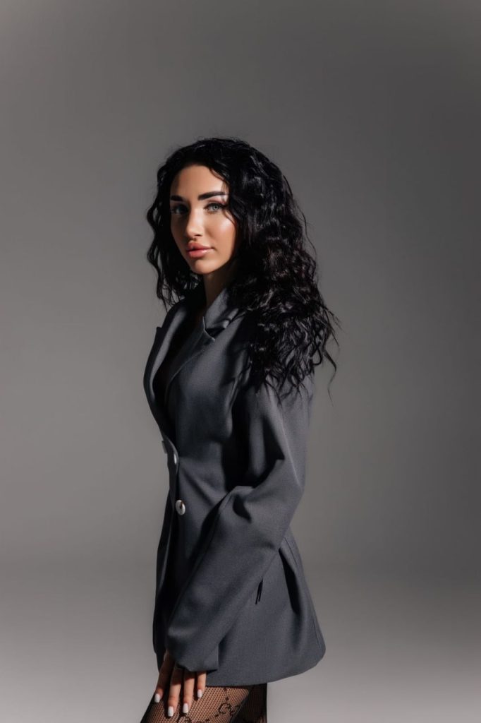 Диночка предлагает профессиональный эскорт в Киеве