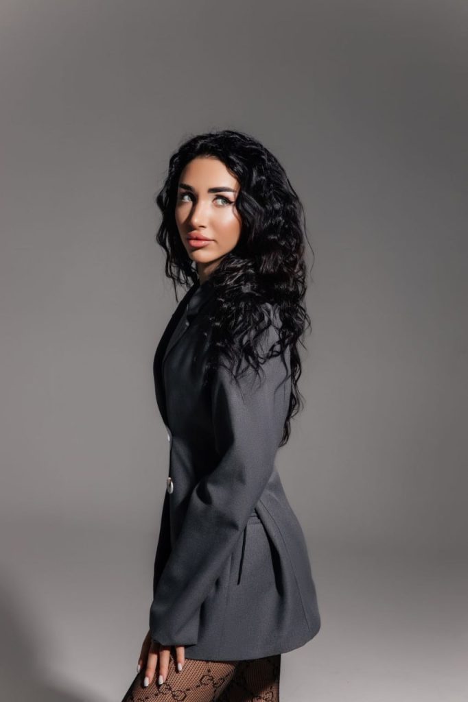 Диночка — вип эскорт в Киеве и области